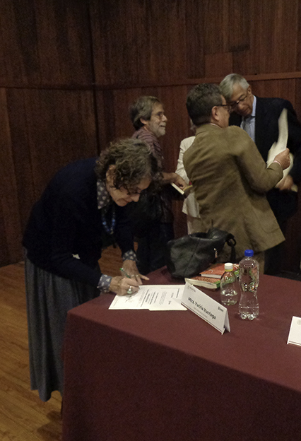 Fotografía de Yuriria Iturriaga recibiendo su constancia por participar en la presentación.